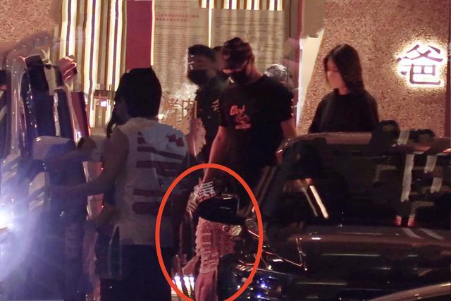 章子怡|章子怡夫妻俩带女儿吃烤肉，汪峰变超级奶爸，手牵醒宝温馨有爱