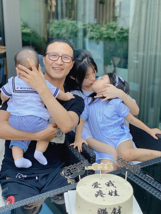 章子怡|章子怡夫妻俩带女儿吃烤肉，汪峰变超级奶爸，手牵醒宝温馨有爱