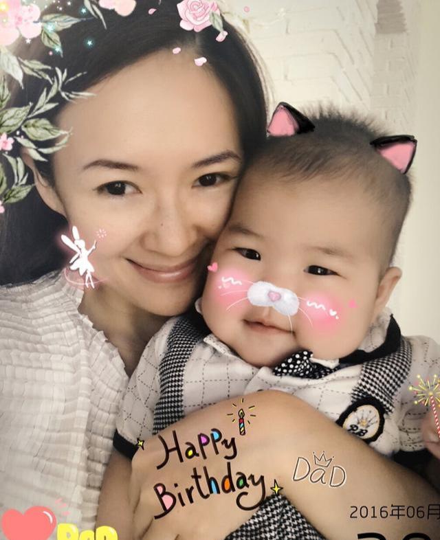 章子怡|章子怡夫妻俩带女儿吃烤肉，汪峰变超级奶爸，手牵醒宝温馨有爱