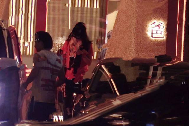 章子怡|章子怡夫妻俩带女儿吃烤肉，汪峰变超级奶爸，手牵醒宝温馨有爱