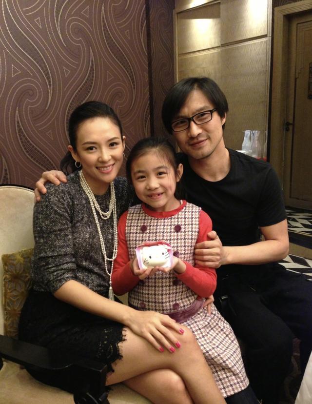 章子怡|章子怡夫妻俩带女儿吃烤肉，汪峰变超级奶爸，手牵醒宝温馨有爱
