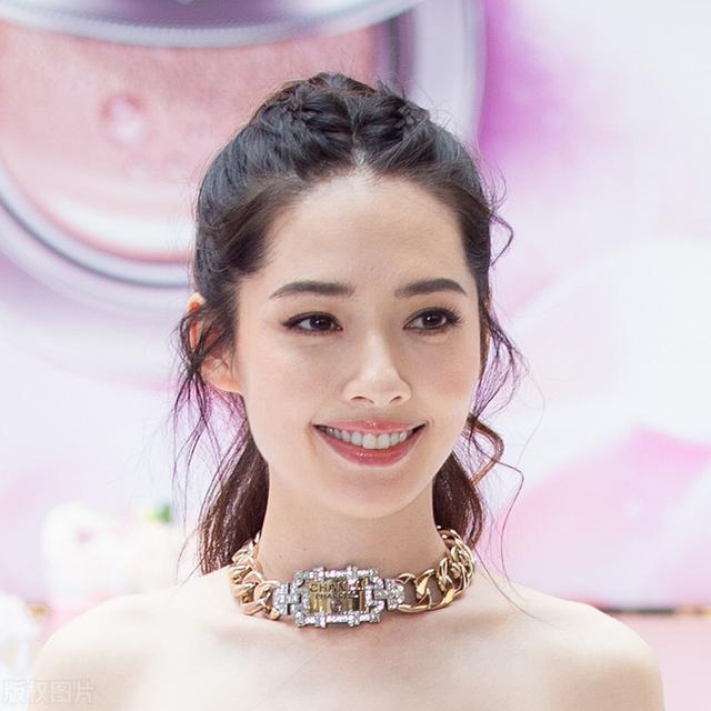 向佐|向佐晒照庆与郭碧婷结婚1周年，女方没回应，李连杰俩女儿忙点赞