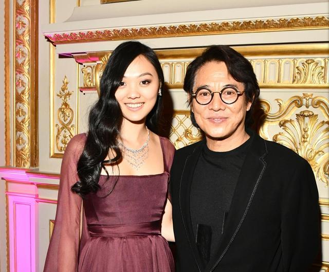 向佐|向佐晒照庆与郭碧婷结婚1周年，女方没回应，李连杰俩女儿忙点赞
