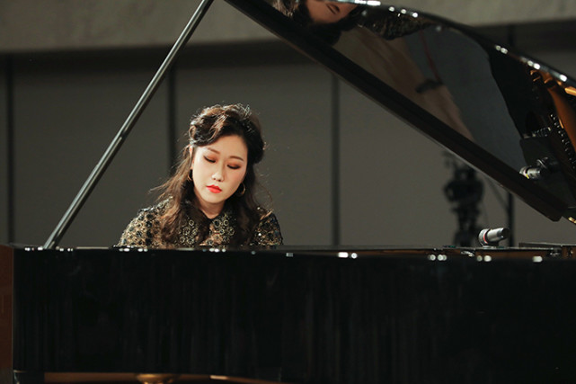 面对陆家嘴的金融精英,钢琴家解静娴开了场中国作品音乐会