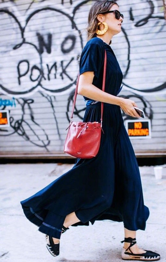 当然了,想独一无二的你,也可选择这种明亮的渔夫鞋搭配,可以起到局部