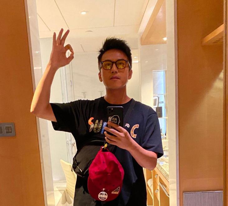 邓超|邓超穿6岁女儿设计衣服录综艺，一脸骄傲，小花展创作天赋停不下来