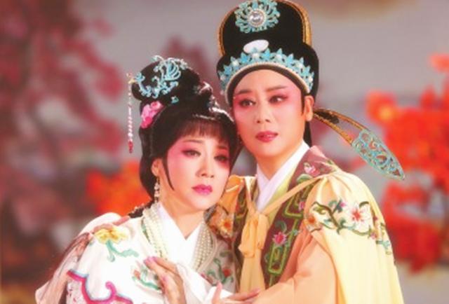 恰遇叛将孙飞虎率兵围寺,要强索莺莺为压寨夫人;张生在崔母亲口许婚下