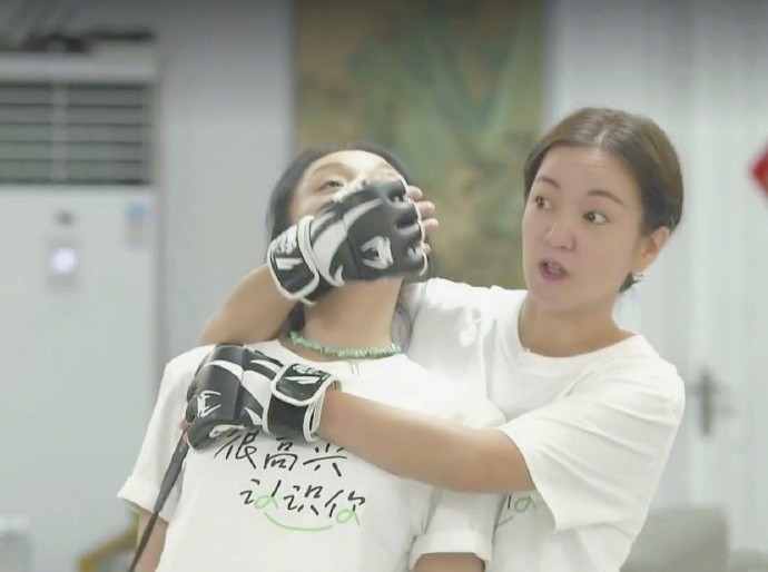 周迅|毫无偶像包袱！周迅阿雅机场席地而坐，衣着显破旧看起来像保洁阿姨