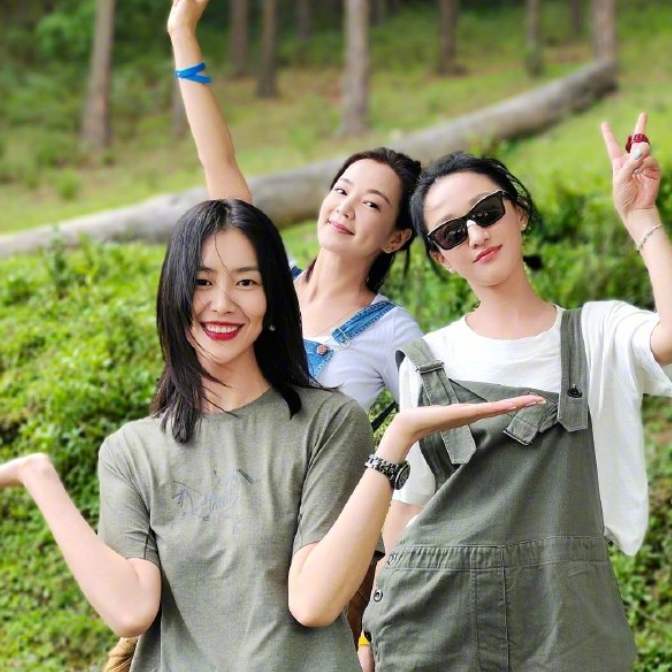 周迅|毫无偶像包袱！周迅阿雅机场席地而坐，衣着显破旧看起来像保洁阿姨