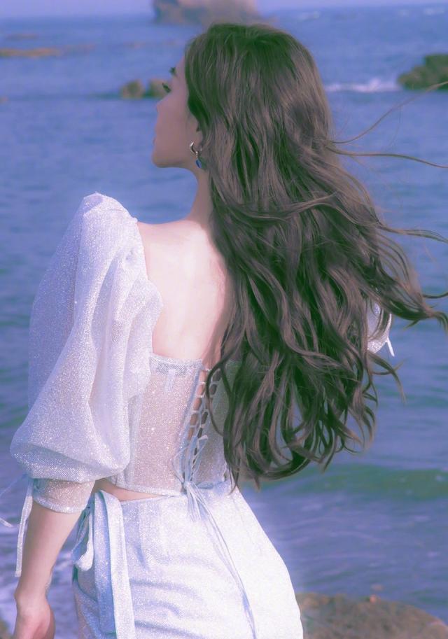 杨颖化身美人鱼海边秀美背撩人十足粉丝是心动吗