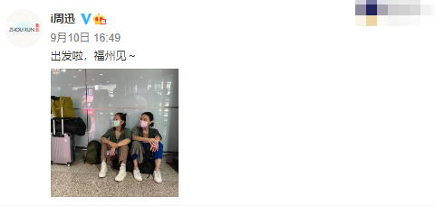 周迅|毫无偶像包袱！周迅阿雅机场席地而坐，衣着显破旧看起来像保洁阿姨