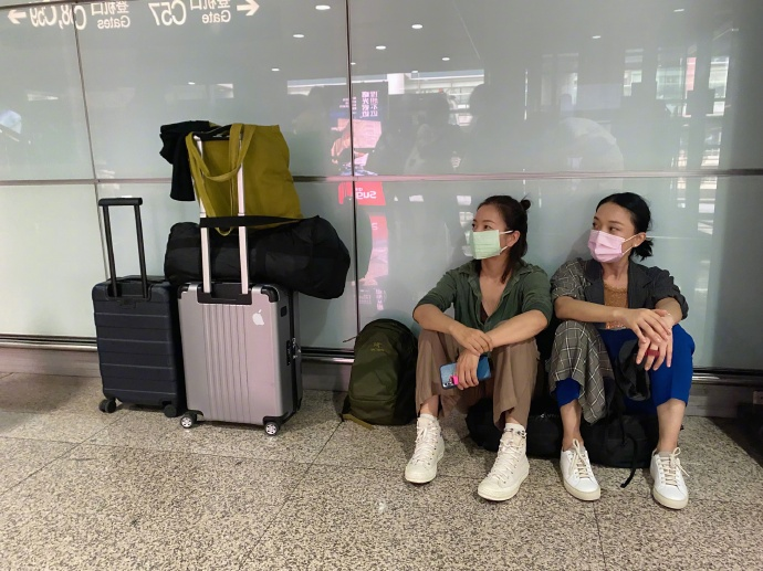 周迅|毫无偶像包袱！周迅阿雅机场席地而坐，衣着显破旧看起来像保洁阿姨