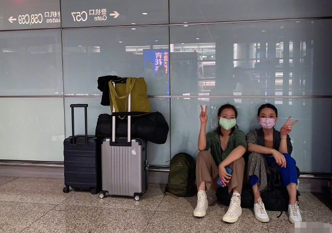 周迅|毫无偶像包袱！周迅阿雅机场席地而坐，衣着显破旧看起来像保洁阿姨