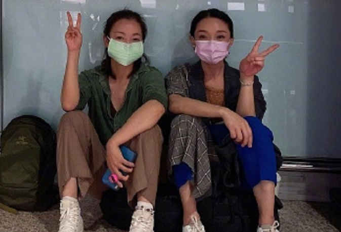 周迅|毫无偶像包袱！周迅阿雅机场席地而坐，衣着显破旧看起来像保洁阿姨