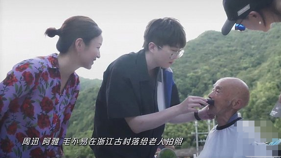 周迅|毫无偶像包袱！周迅阿雅机场席地而坐，衣着显破旧看起来像保洁阿姨