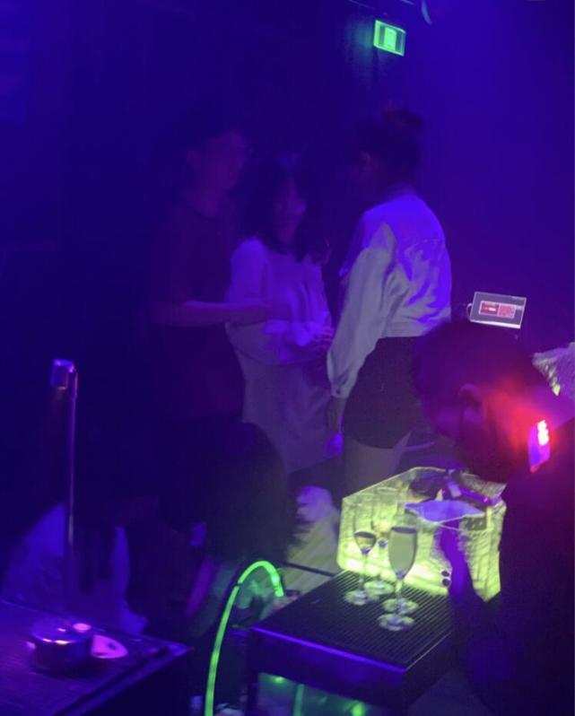 王思聪分手后换新发型酒吧抽烟搂新女友女方竖大拇指表情骄傲