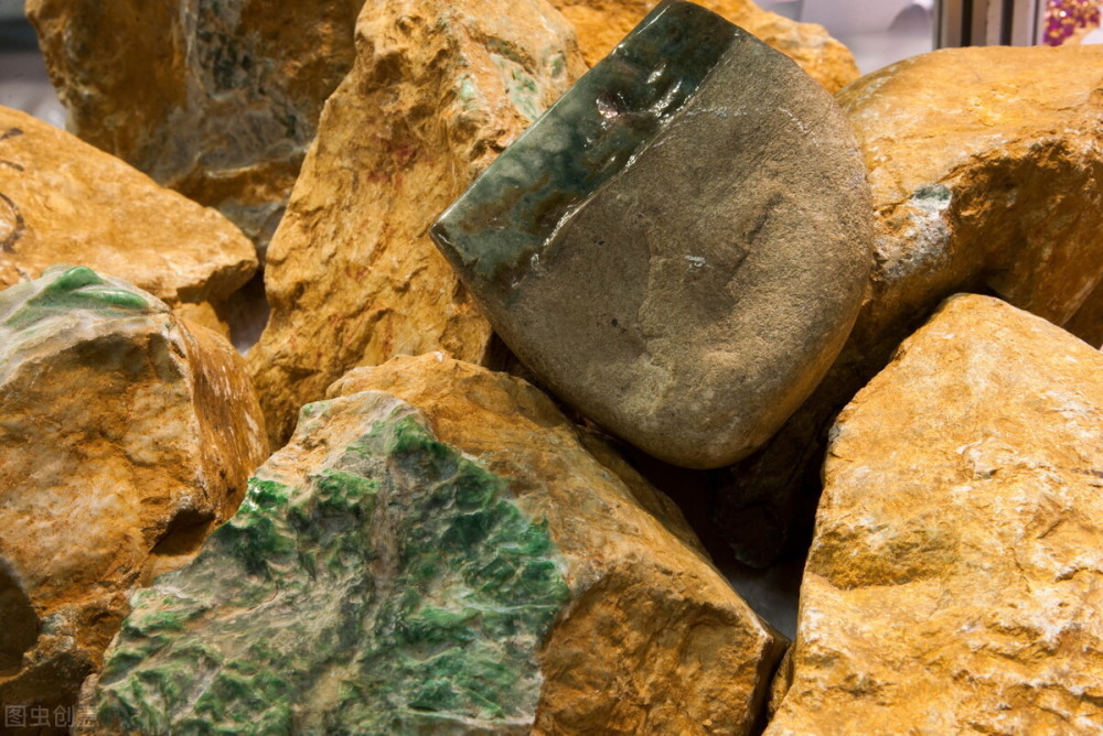 翡翠原料从矿山开采出来,都有一层厚厚的石皮,未经打磨或者部分打磨