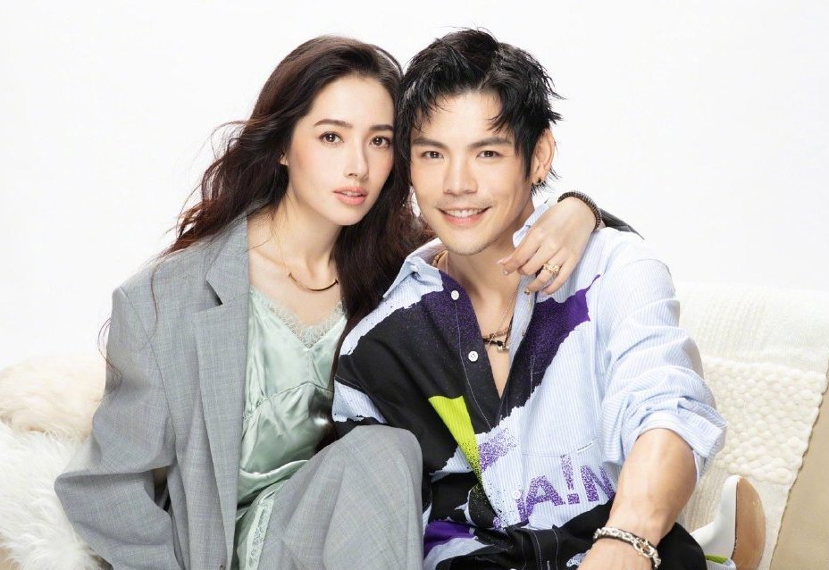 郭碧婷|向佐庆与郭碧婷结婚一周年，晒结婚照被质疑是P图，合影惊现第三张脸