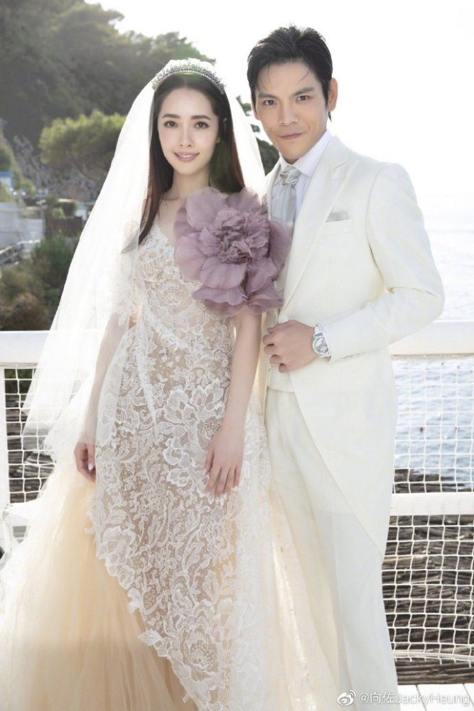 郭碧婷|向佐庆与郭碧婷结婚一周年，晒结婚照被质疑是P图，合影惊现第三张脸