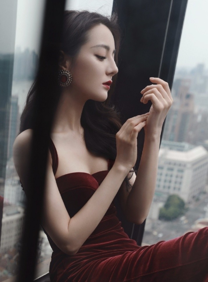 迪丽热巴红色丝绒裙装优雅高级