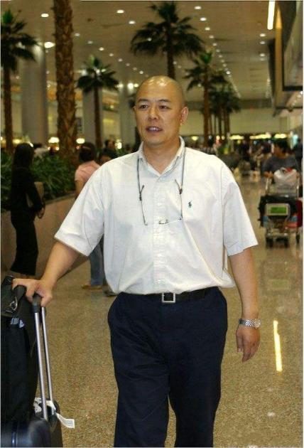 张铁林久违现身,穿蓝衬衫头戴黑色礼帽,63岁年龄依然绅士十足