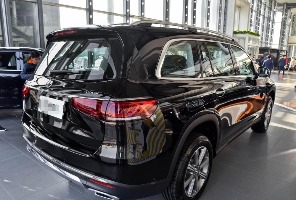 最豪华的奔驰7座gls,尺寸不输陆巡,落地98万,比宝马x7还霸气