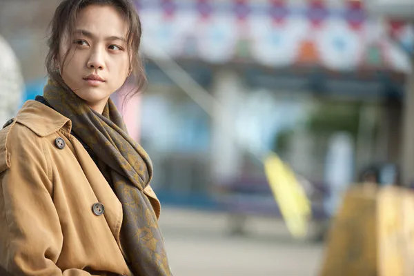 汤唯果然是汤唯,一件风衣就能表达秋的悲凉,行走的电影海报