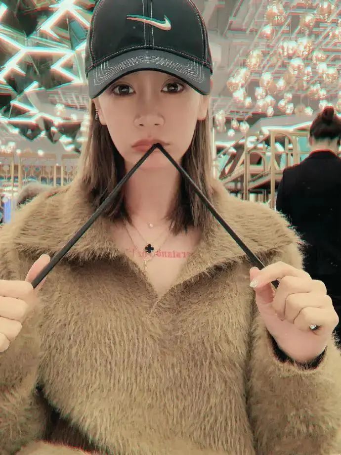 曹云金前妻真会穿碎花裙搭椰子鞋气质出众竹竿腿太抢镜