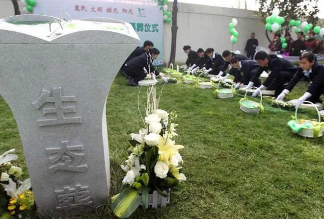 骨灰盒|安静小区“无人入住”竟摆10万个骨灰盒，门口悬挂牌匾和大红花