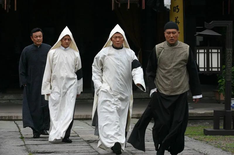 骨灰盒|安静小区“无人入住”竟摆10万个骨灰盒，门口悬挂牌匾和大红花