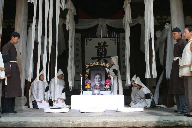 骨灰盒|安静小区“无人入住”竟摆10万个骨灰盒，门口悬挂牌匾和大红花