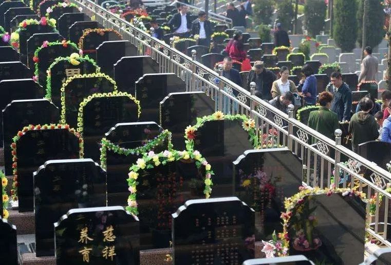 骨灰盒|安静小区“无人入住”竟摆10万个骨灰盒，门口悬挂牌匾和大红花