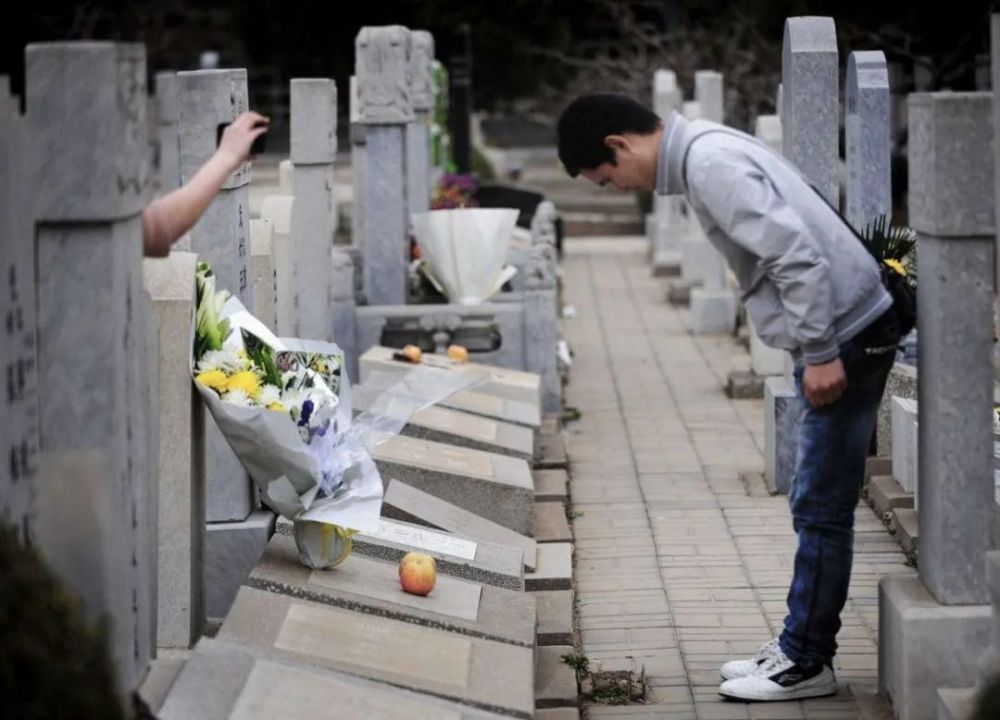 骨灰盒|安静小区“无人入住”竟摆10万个骨灰盒，门口悬挂牌匾和大红花