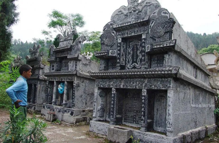 骨灰盒|安静小区“无人入住”竟摆10万个骨灰盒，门口悬挂牌匾和大红花