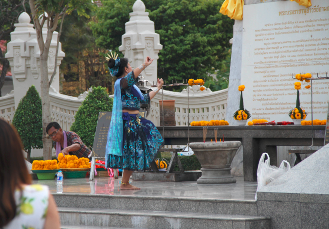 骨灰盒|安静小区“无人入住”竟摆10万个骨灰盒，门口悬挂牌匾和大红花