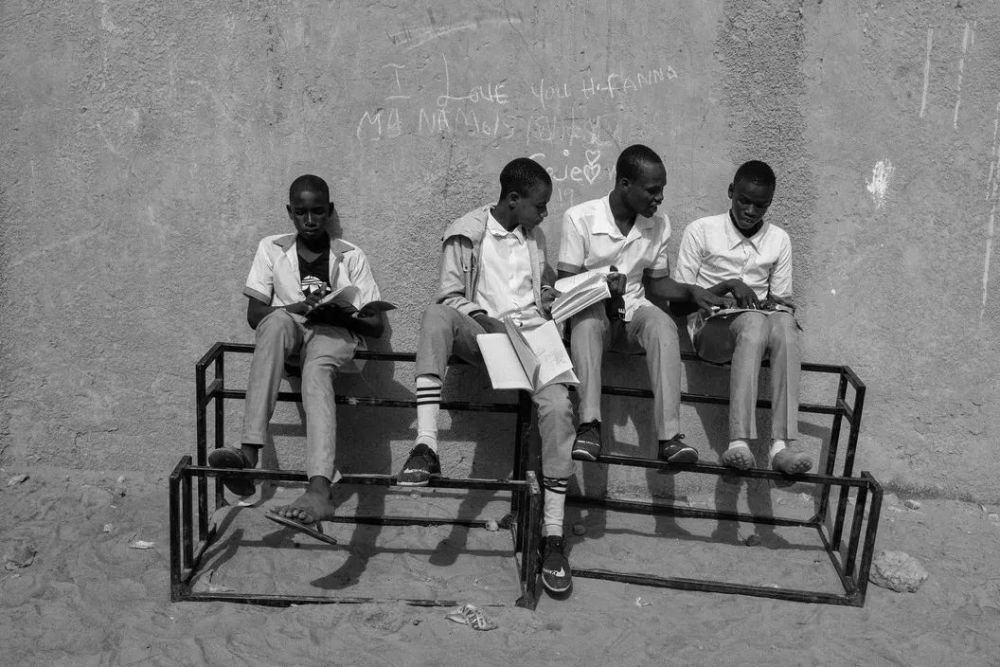 尼日利亚在贫民窟里跳芭蕾舞的非洲男孩