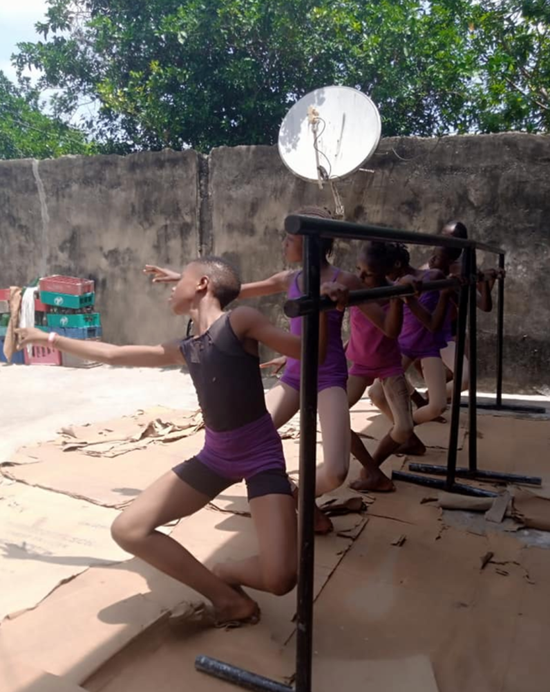 裸露在日光之下,就是孩子们抬腿压伸,挥汗如雨,却无比自由的舞蹈天地