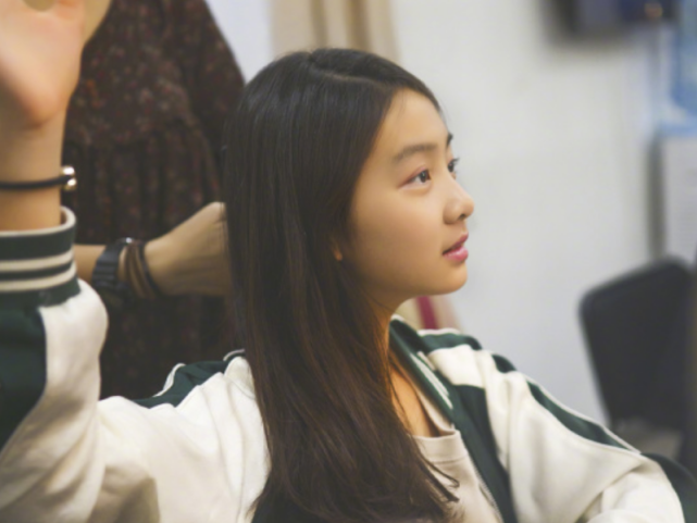 修允菲的妹妹黄忆慈的妹妹看见阿拉蕾的妹妹全网等你长大