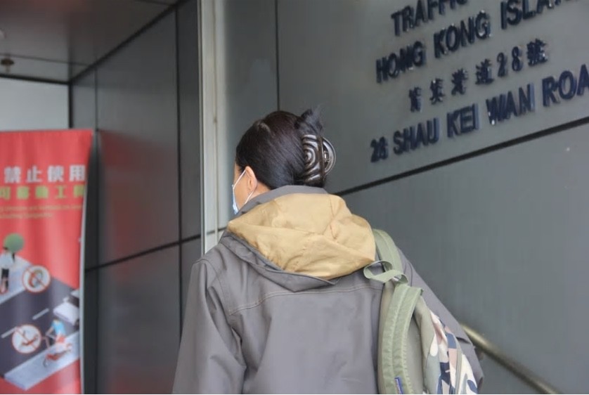 成龙|成龙前女友吴绮莉现身街头，打扮严实低调，模特身材也被服装遮盖