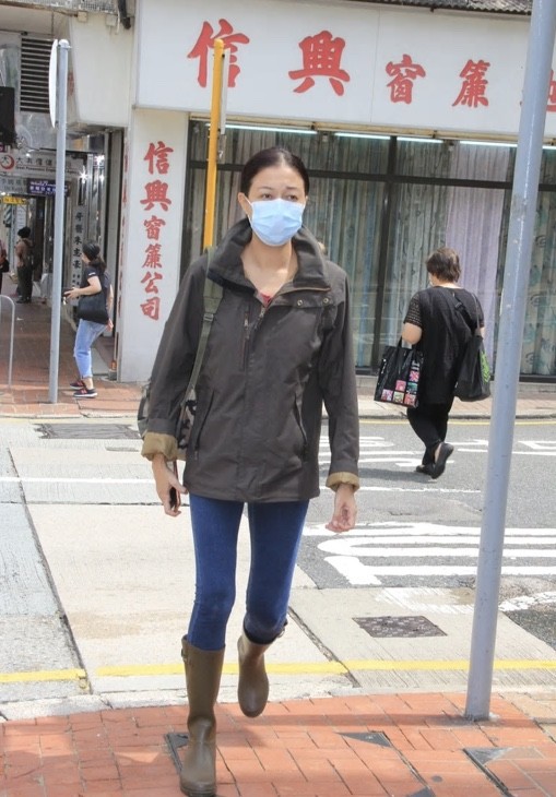 成龙|成龙前女友吴绮莉现身街头，打扮严实低调，模特身材也被服装遮盖