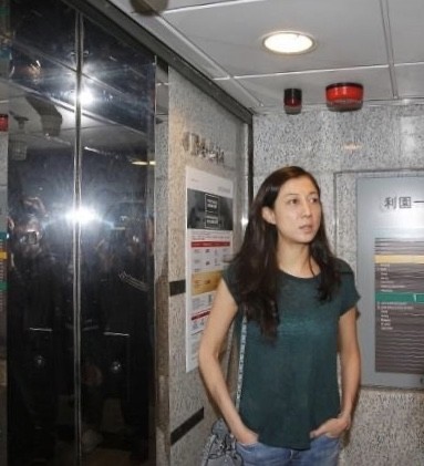 成龙|成龙前女友吴绮莉现身街头，打扮严实低调，模特身材也被服装遮盖