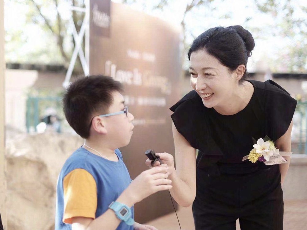 成龙|成龙前女友吴绮莉现身街头，打扮严实低调，模特身材也被服装遮盖