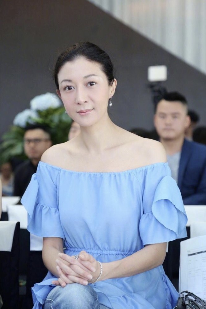 成龙|成龙前女友吴绮莉现身街头，打扮严实低调，模特身材也被服装遮盖