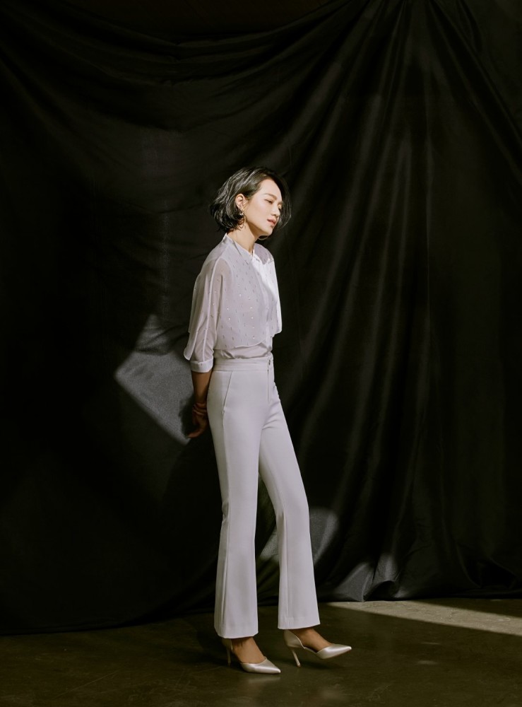 这身材是真实的吗?朱丹穿灰色宽松裙遮孕肚,39岁状态依旧在线