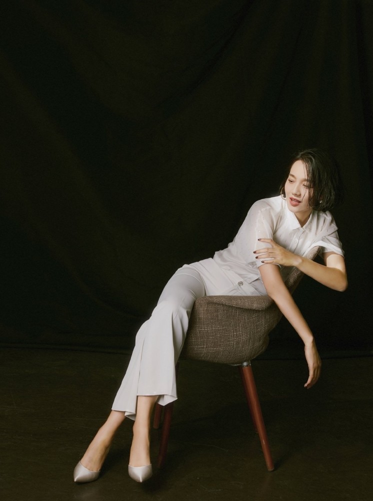 这身材是真实的吗朱丹穿灰色宽松裙遮孕肚39岁状态依旧在线