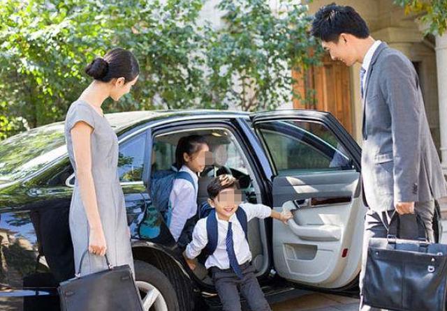 而且父母在接送孩子的过程中要做到了解孩子的校园生活以及结交同学.