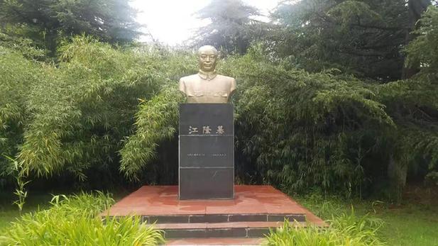 1986年的一天,兰州大学86级入学新生在学校花园江隆基老校长塑像前