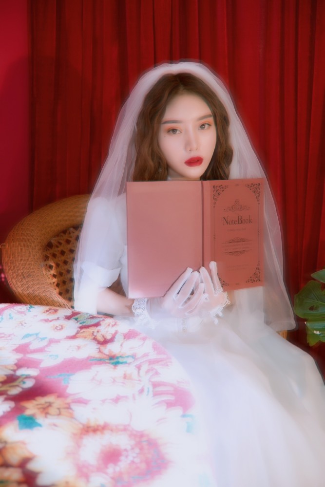 段宏楠女友身穿婚纱照曝光,独自一人手拿"证书",两