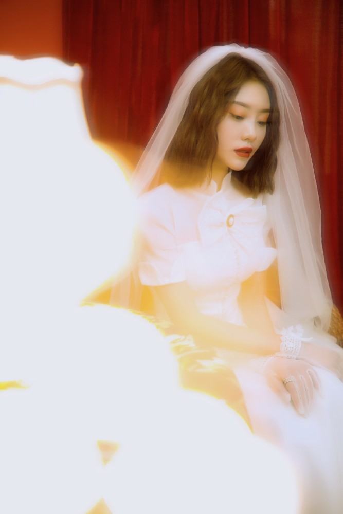 段宏楠女友身穿婚纱照曝光,独自一人手拿"证书",两