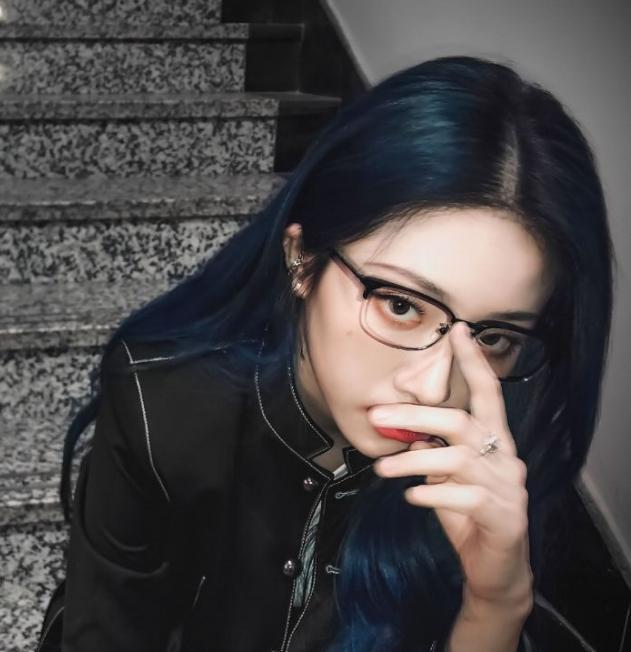 抽烟纹身爆粗口,the9喻言台上沉默寡言,私下被嘲"社会姐"_腾讯新闻